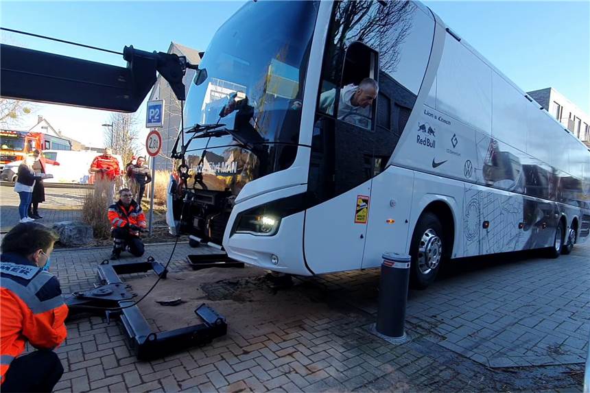 Bus von RB Leipzig reißt sich am SportCentrum Kamen-Kaiserau den Tank auf Der Mannschaftsbus von RB Leipzig ist am SportCentrum in Kaiserau verunfallt.