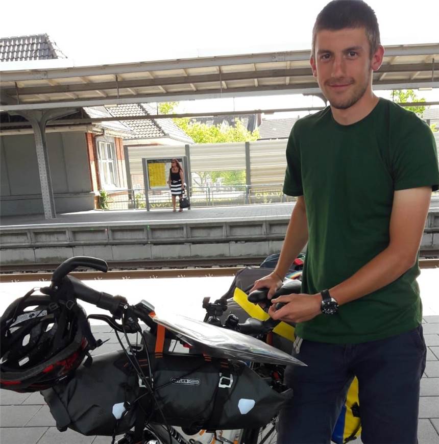 1055 Runden im Zeitraffer: 21-Jähriger geht einen Marathon im Garten Der Marathon ist nicht die erste ungewöhnliche Aktion des 21-Jährigen. Zill ist auch schon mit dem Rad nach Stockholm gefahren.