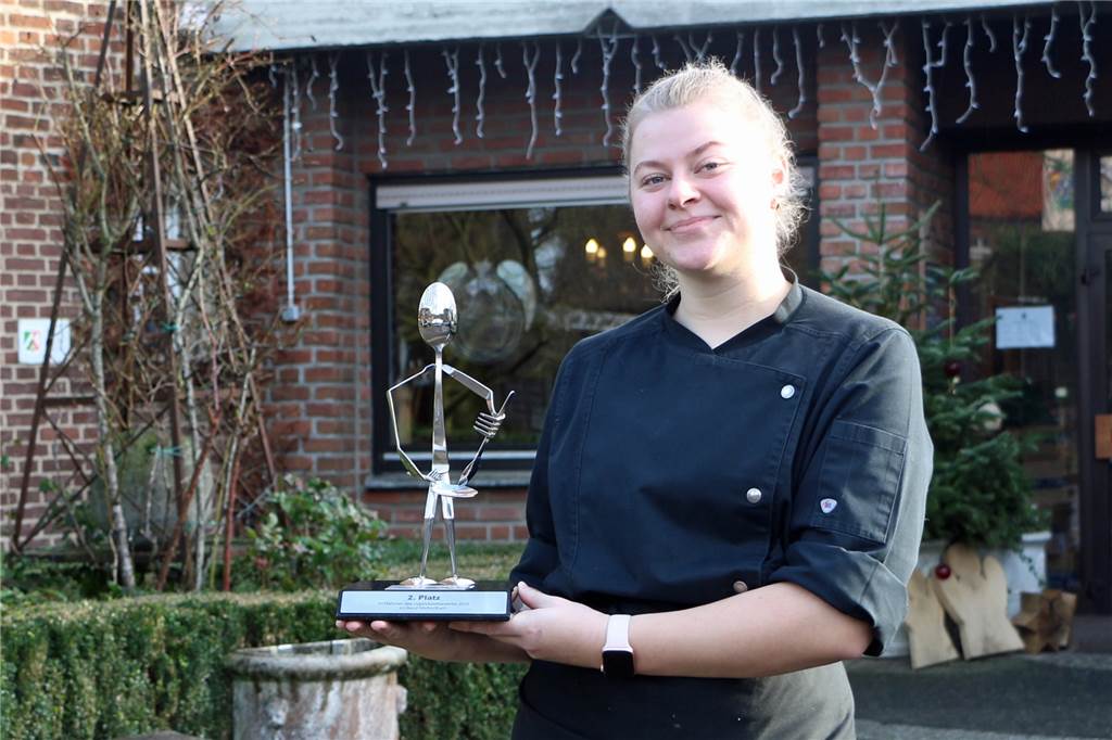 Anspannung weicht Erleichterung: Ina Terhörne holt Platz 2 im Kochwettbewerb Der markante Pokal samt Urkunde wird Ina Terhörne immer an den Erfolg beim Jugendwettbewerb um die Hupfer-Münsterlandgabel erinnern.