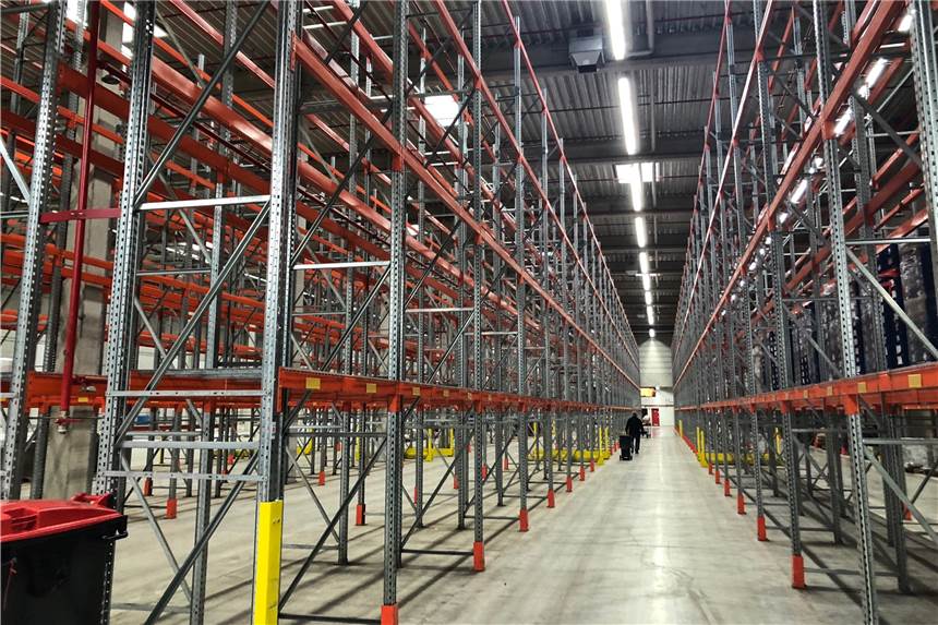 Markisenhersteller Hella erweitert Produktion im Gewerbegebiet Wahrbrink Der Markisenhersteller Hella ist auf Expansionskurs: Die Firma hat einen Teil des ehemalige Ikea-Logistikzentrums bezogen. Noch ist in den zwei Hallen (Foto) nicht alles fertig, seit Januar läuft dort aber bereits ein Teil der Produktion.