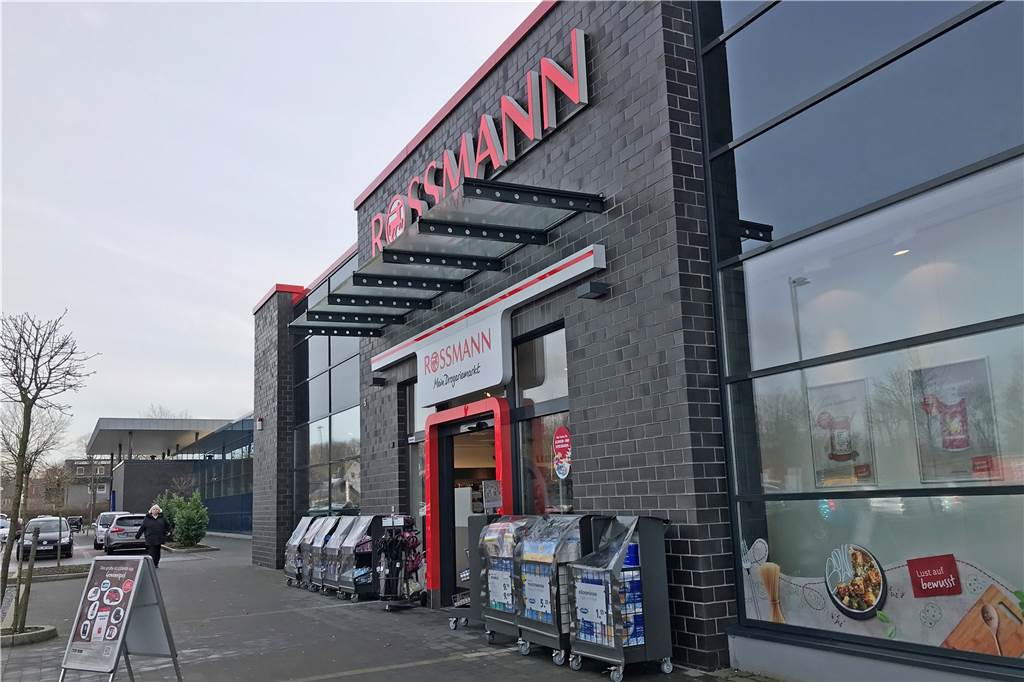 Leere Regale wegen Coronavirus: Castrop-Rauxels Drogerien melden „ausverkauft“ Der Markt der Drogerie-Kette Rossmann am Westring führte am Freitag keine Desinfektionsmittel mehr.