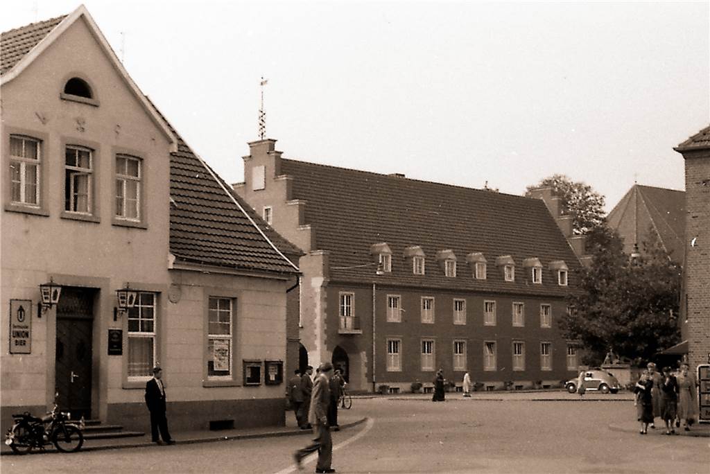 Brauhaus-Abriss: Erinnerungen an durchfeierte Nächte, Boxen und Sportlerbälle kommen hoch Der Markt im Jahr 1954 mit dem Vorgängergebäude des Hauses Kleine (links).