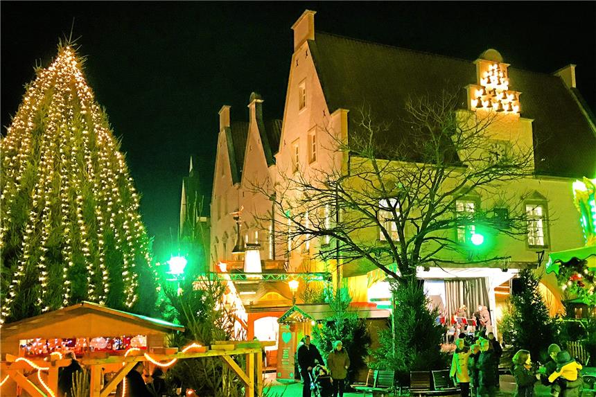 Halterns Nikolausmarkt startet am Freitagabend Der Markt wurde im vergangenen Jahr farbenfroh angestrahlt.