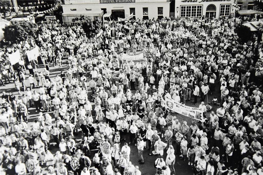Der Marktplatz als Ort des Protests: Anfang der 1990er Jahre demonstrierten Hunderte Werner gegen die geplante Mülldeponie Düsbecke.