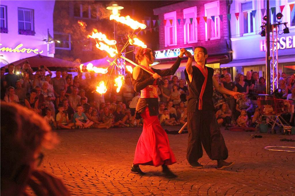 Der Marktplatz ist auch Ort des ein oder anderen feurigen Spektakels. Einmal im Jahr gehört er zu den Stationen, an denen die Künstler des Straßenfestivals ihr Können unter Beweis stellen.
