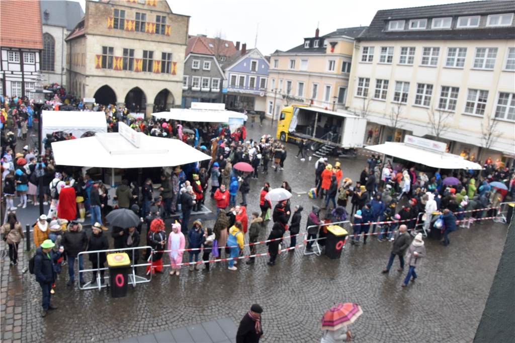 Jecken in Werne feiern bunt-grauen Rosenmontag und strahlen den Regen einfach weg Der Marktplatz vor dem Start des Rosenmontagsumzugs. Pünktlich zum Start hörte es auf, zu regnen. Doch auch während des Umzugs gab es immer mal wieder einen Schauer.