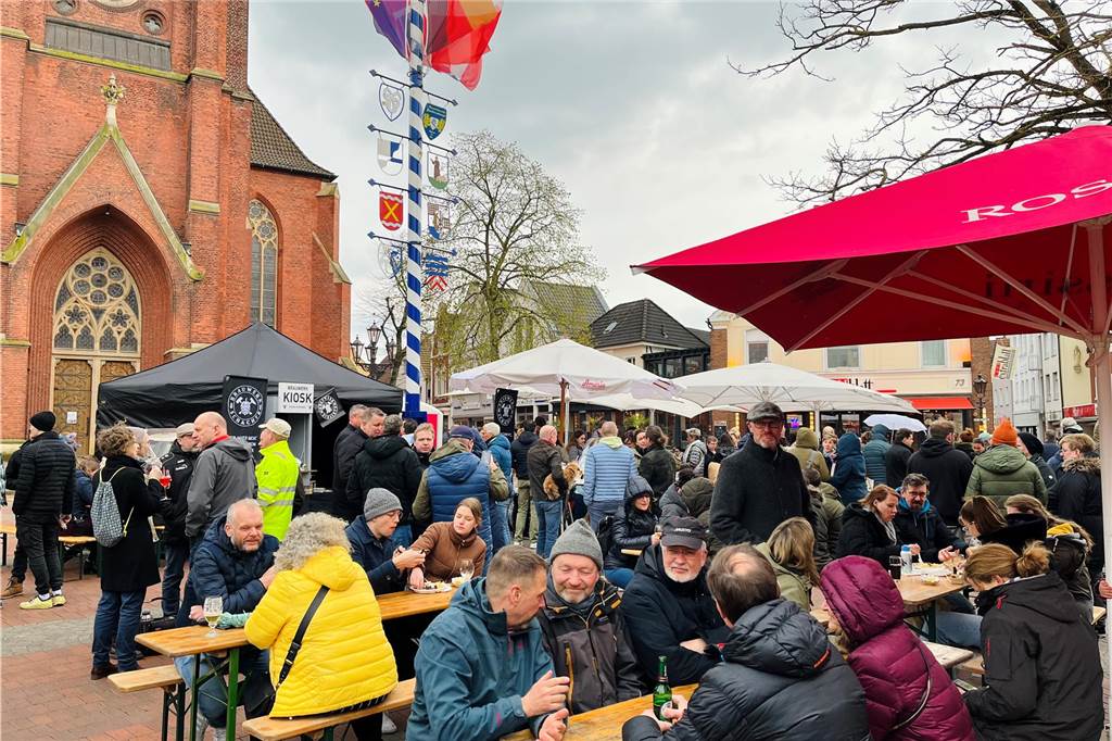 „Wie ein kleines Heimatfest!“ - Erster Feierabendmarkt kam gut an Marktplatz beim Feierabend