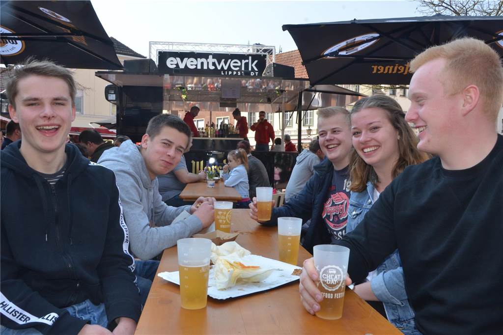Cheatday Streetfood Festival mit Riesen Smoker Truck auf dem Marktplatz Der Marktplatz wird sich wieder in eine Gastromeile verwandeln.