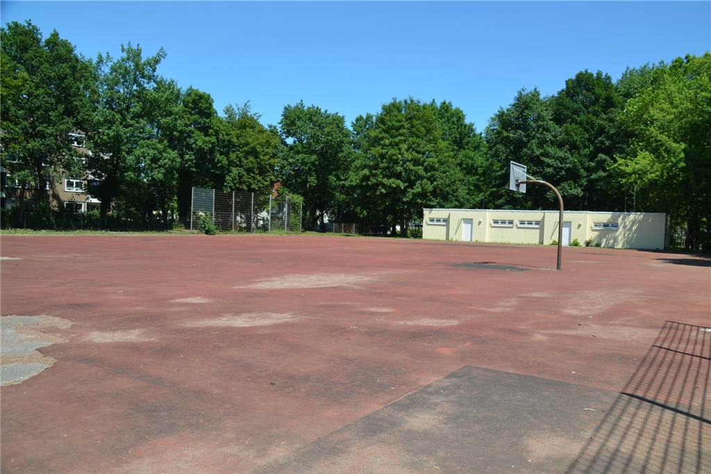 Schulzentrum Nette: Erweiterung könnte auf roter Asche entstehen Der marode Gummiplatz mit den ehemaligen Leichtathletikanlagen: Im Mai schrieb die Stadt, dass man ihn für den Erweiterungsbau vorsehe.