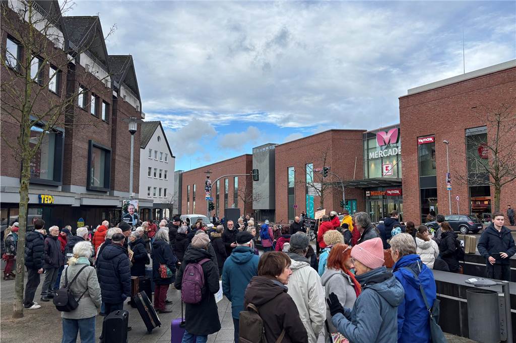 120 Menschen beginnen den Koffermarsch am Goldenen Anker. 