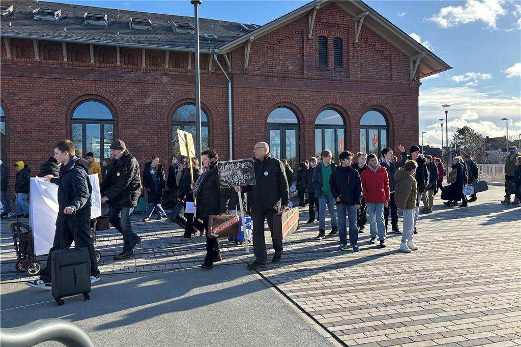 Der Marsch sammelt sich auf einer Fläche vor dem Bahnhof. 