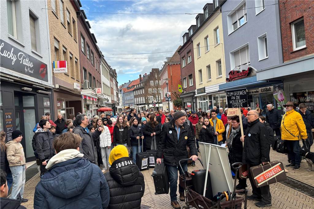 Der Marsch setzt sich wieder in Gang. Nachdem eine Schülerin ihre Rede in der Innenstadt beendete.