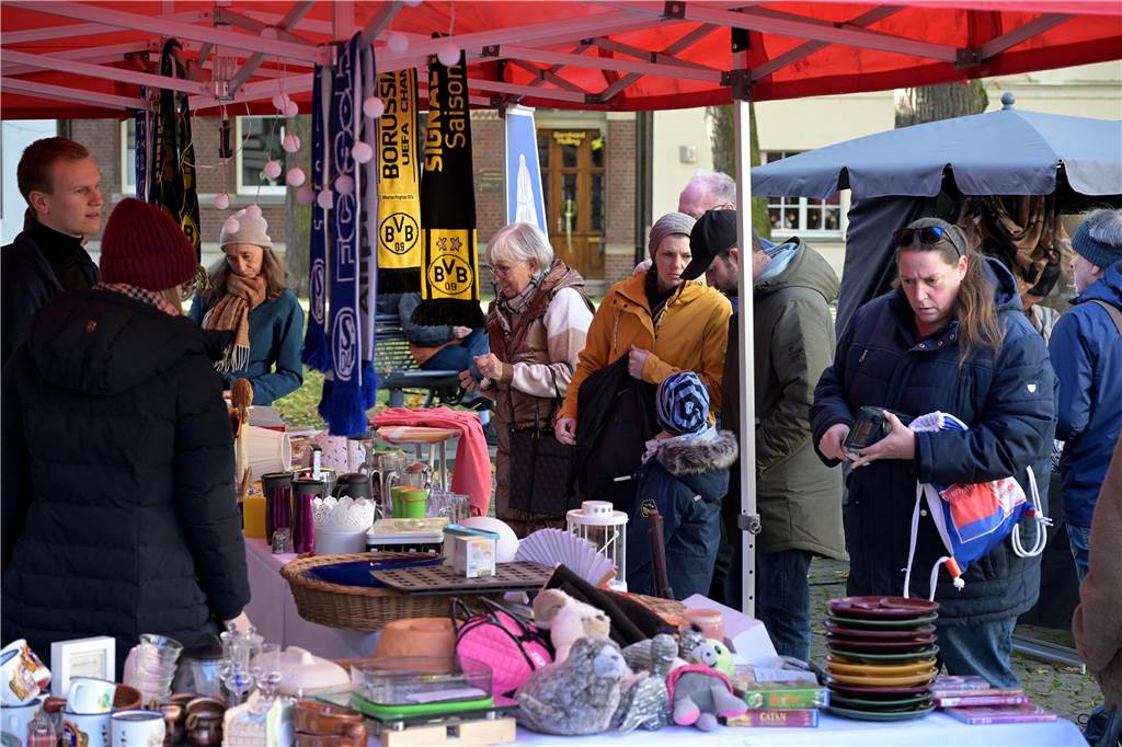 Martinsmarkt 17. November: Umzug, Rallye und verkaufsoffener Sonntag Menschen auf dem Martinsmarkt in Werne