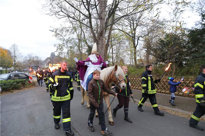 St. Martin in Bork: Ganz anders, aber schön wie immer Der Martinszug durch Bork vereinte junge und ältere Menschen auf den Straßen.