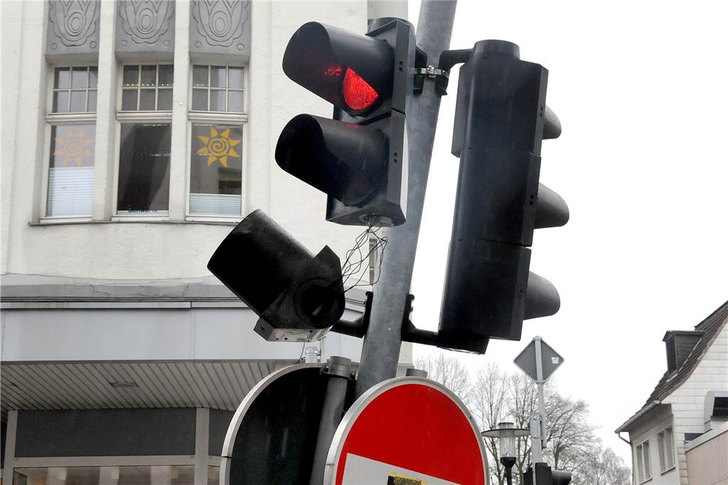 Ampel vor dem „Extrablatt“ krumm und kaputt: Wer war der Unfallfahrer? Die Ampel vor dem Café Extrablatt in Schwerte ist kaputt.