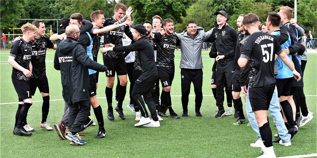 Die besten Bilder vom Meisterjubel des TuS Gahlen Der Meister beim Siegertänzchen. Nach dem 3:1-Sieg gegen Raesfeld ist der TuS Gahlen in der Kreisliga A 1 Recklinghausen nicht mehr einzuholen.