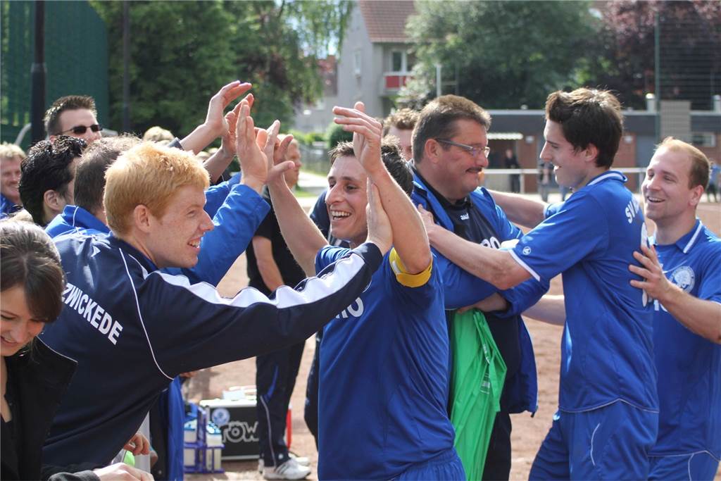 Sektdusche und Freudentränen: SV Holzwickede schafft den Aufstieg in die Landesliga Der Meister-Jubel in Derne war riesig: Holzwickedes Spielführer Oscar Tobio Lemos (M.) lässt sich hier von seinen Mitspielern feiern. Bei einigen Spielern flossen nach dem Spiel sogar Freudentränen.
