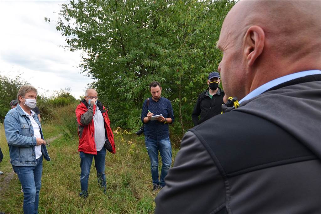 Waltroper Industriegebiet: Fehde unter SPD-Genossen auf einem Acker Der Mengeder Ratsvertreter Torsten Heymann (SPD, re.) und seine Parteigenossen aus Waltrop, die Ratsherren Frank Kwiatkowski (l.) und Detlev Dick (2.v.l.), lieferten sich ein intensives Wortgefecht.