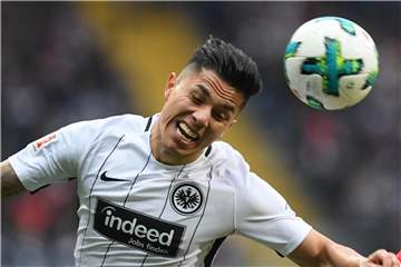 Der Mexikaner Carlos Salcedo fühlt sich bei Eintracht Frankfurt gut aufgehoben. Foto: Arne Dedert