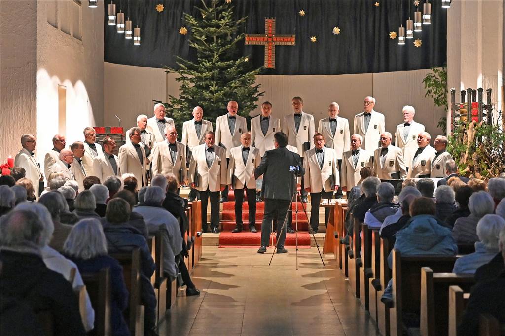 Charlotte Sibilitz ist 100 und Ehrenmitglied in einem Männergesangsverein MGV 1948 Dorsten singt an Weihnachten in der Josefkirche.