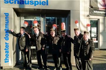 Der MGV Harmonie Zeche Victoria Lünen bringt sich vor dem Theater Dortmund in Position für die etwas schräge Aufführung "Unsere Herzkammer".“
