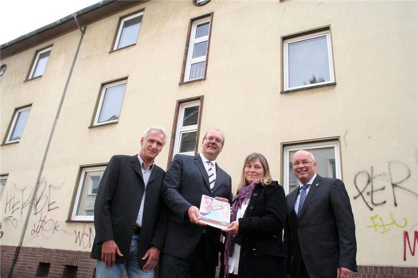 Dogewo saniert zehn weitere Nordstadt-Häuser Der Mietvertrag für die Häuser Nettelbeckstraße 4 und 4a ist unterschrieben: Andreas Schwohnke (l.) und Gabi Hennig-Gruber von der Lebenshilfe mit Dogewo-Prokurist Bernd Wortmeyer (2.v.l.) und Dogewo-Chef Klaus Graniki.