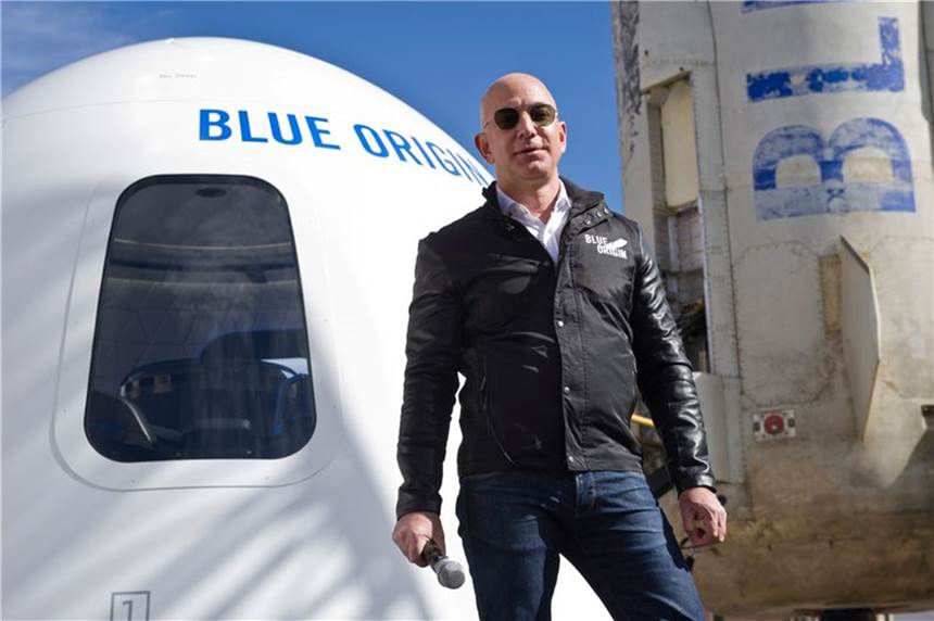 Bezos startet zu Kurztrip ins Weltall Der Milliardär Jeff Bezos steht vor einer Weltraumkapsel auf dem Space Symposium in Colorado Springs (Archivbild). Foto: Chuck Bigger/Space Symposium via ZUMA Wire/dpa