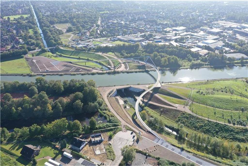 Planten die Architekten den Sprung über die Emscher zu schmal? Der Millionen-Brücken-Bau Sprung über die Emscher aus der Luft: 411,5 Meter lang ist der gemischte Fuß- und Radweg über dem Wasserkreuz, der Recklinghausen und Castrop-Rauxel verbindet.