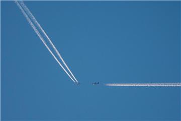 Der Mindestabstand zwischen zwei Flugzeugen hängt von der Distanz zu einem Flughafen, dem Gewicht und der Wirbelschleppenkategorie ab. Foto: Silas Stein/dpa