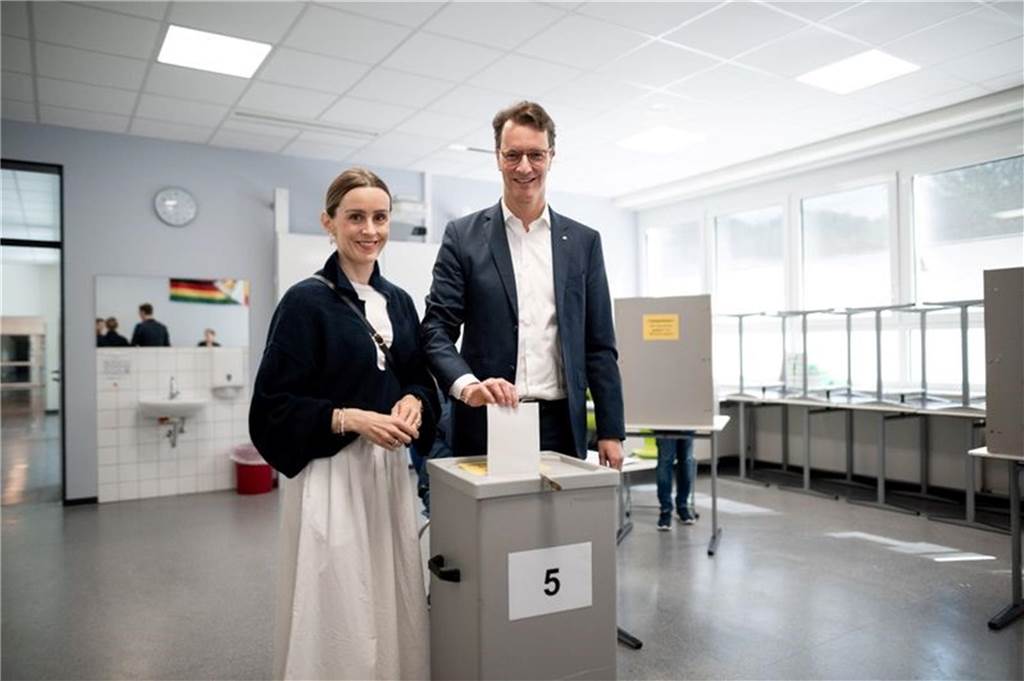 Der Ministerpräsident von Nordrhein-Westfalen, Hendrik Wüst (r).