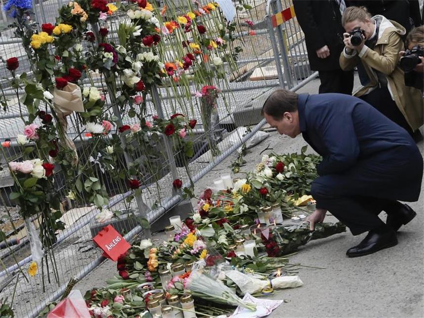Stockholm setzt nach Anschlag Zeichen gegen Gewalt Der Ministerpräsident von Schweden, Stefan Löfven, legt Blumen nieder. Foto: Markus Schreiber