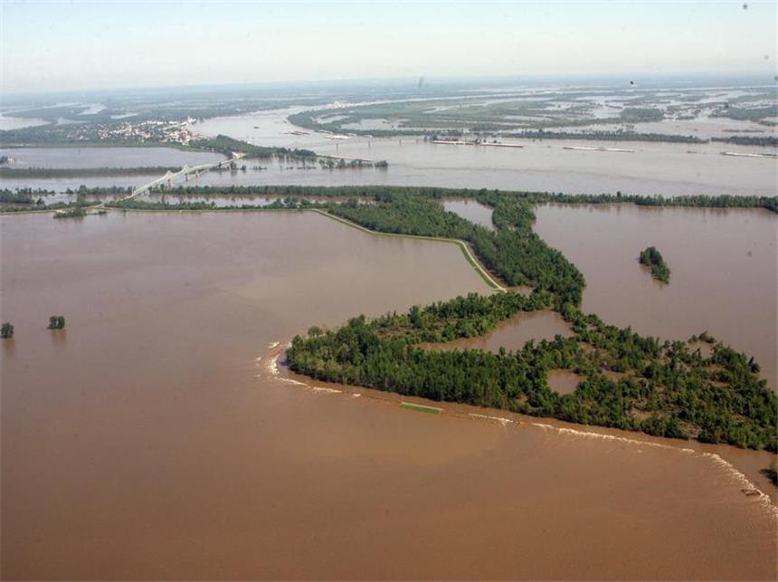 Dämme halten Mississippi-Flutwelle stand Der Mississippi, mächtigster Fluss Nordamerikas, ist in weiten Teilen über die Ufer getreten.
