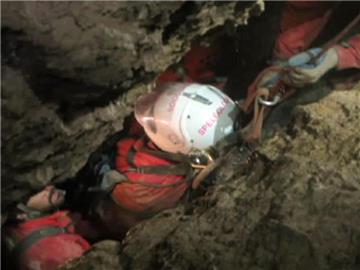 Der mit einem Spezialhelm geschützte Höhlenforscher Johann Westhauser wird durch die Riesending-Schachthöhle transportiert. Foto: BRK/Bergwacht Bayern