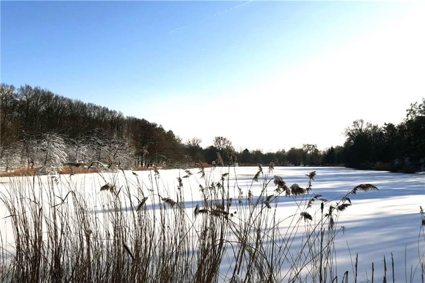 DLRG warnt vor trügerischen Eisflächen auf Seen in Lünen Der mit Eis und Schnee bedeckte Cappenberger See bot am Dienstagnachmittag (9. Februar) einen wunderschönen Ausblick. Die DLRG in Lünen warnt vor dem Betreten der Eisfläche. Es droht Lebensgefahr.