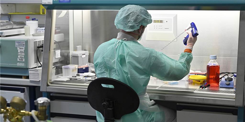 Noro- und Rotaviren: Studie entdeckt neuen Übertragungsweg Im Institut für Hygiene und Angewandte Immunologie der Medizinischen Universität Wien werden durch einen Mitarbeiter Laboruntersuchungen zur Abklärung des Coronavirus vorgenommen.