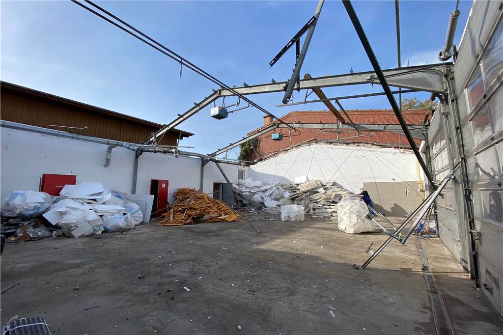 Hit-Markt Ascheberg: Neuer Investor äußert sich zu Zeitplan für Vollsortimenter Der Mitteltrakt der alten Rettungswache an der Lüdinghauser Straße ist bereits abgedeckt, damit sich hier keine Fledermäuse einnisten können.