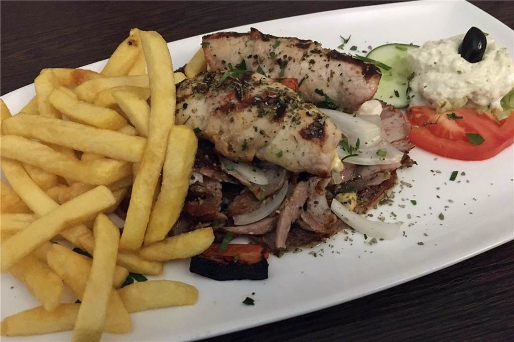 Restaurant Paiko punktet bei griechischen Klassikern mit guten Zutaten Der Mix-vom-Grill-Teller Giannitsa: die mit Feta gefüllten Lummerspieße und Gyros mit frischen Pommes.