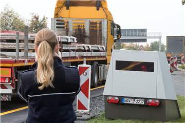Der mobile Blitzer im Einsatz an der Autobahn A1 bei Kamen.