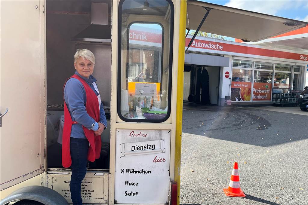 Mobil-Imbiss in Sythen: Das ist das Geheimnis gut gegrillter Hähnchen Martina Rüter steigt in den Imbisswagen ein.