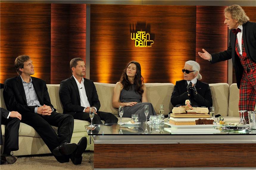 40 Jahre „Wetten, dass..?“: Ein Blick zurück auf Europas damals größte Fernsehshow Der Moderator Guenther Jauch (v.l.), Basketballer Dirk Nowitzki, die Schauspieler Til Schweiger und Jessica Biel, Modeschoepfer Karl Lagerfeld und Moderator Thomas Gottschalk unterhalten sich am Samstag (03.12.11) bei der letzten von Gottschalk moderierten Ausgabe der Unterhaltungssendung "Wetten, dass..?". Im Herbst soll es eine einmalige Jubiläumsshow geben.