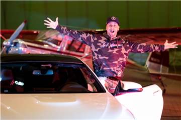 Der Moderator und Tuner Jean Pierre "JP" Kraemer posiert an einem BMW.