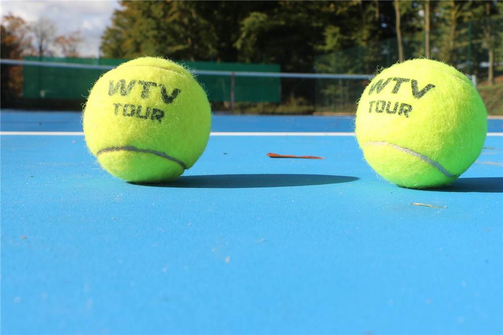 Tennis für jedermann: Moderner Platz offiziell freigegeben zwei Tennisbälle auf einem Tennisplatz