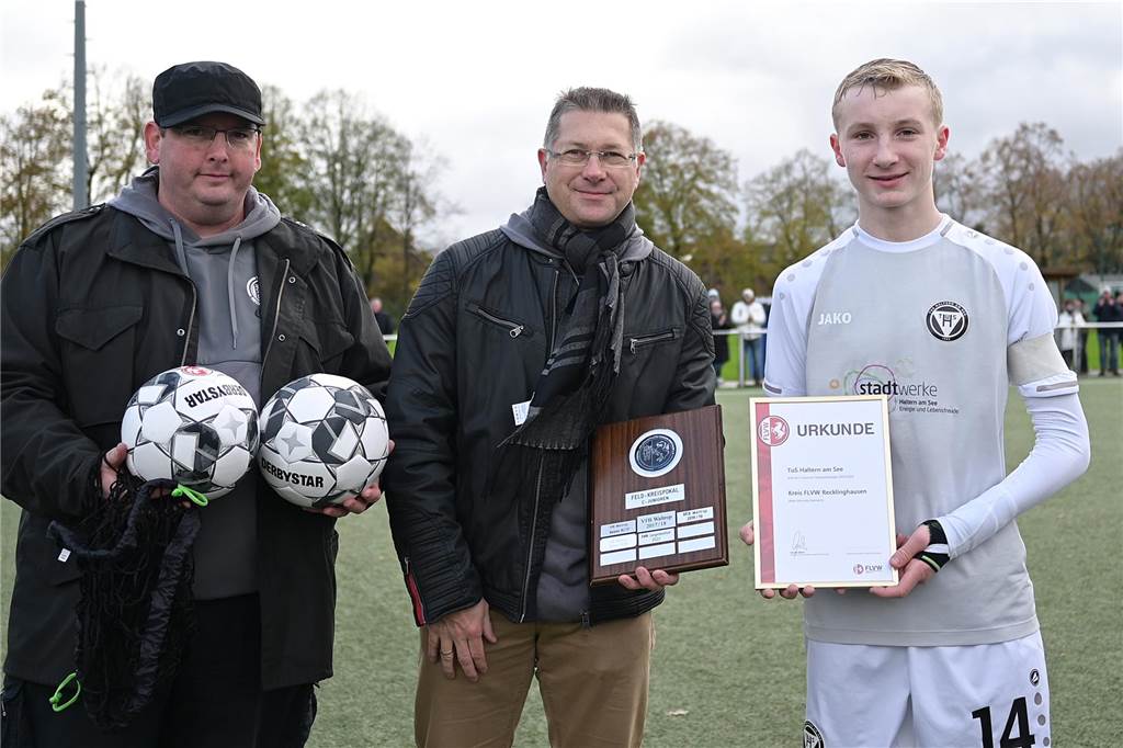 "Der Modus mit den Kreisligen B und A hat sich bewährt", sagt Carsten Juraschek (M.), der Vorsitzende des Kreisjugendausschusses im Fußballkreis Recklinghausen. 