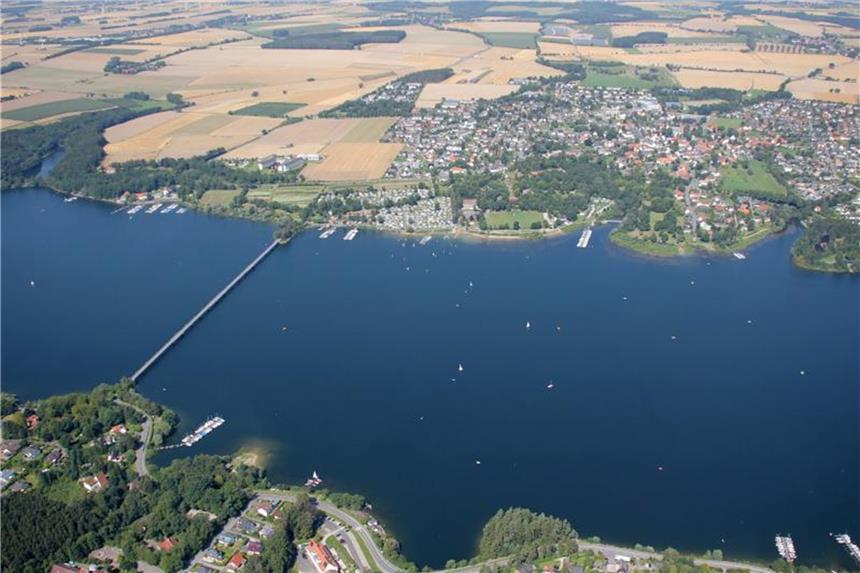 Der Möhnesee im Landkreis Soest: Wissenschaftler untersuchten den See und stellten fest, dass CO2 auch Süßwasser saurer macht. Foto: Stefan Rampfel