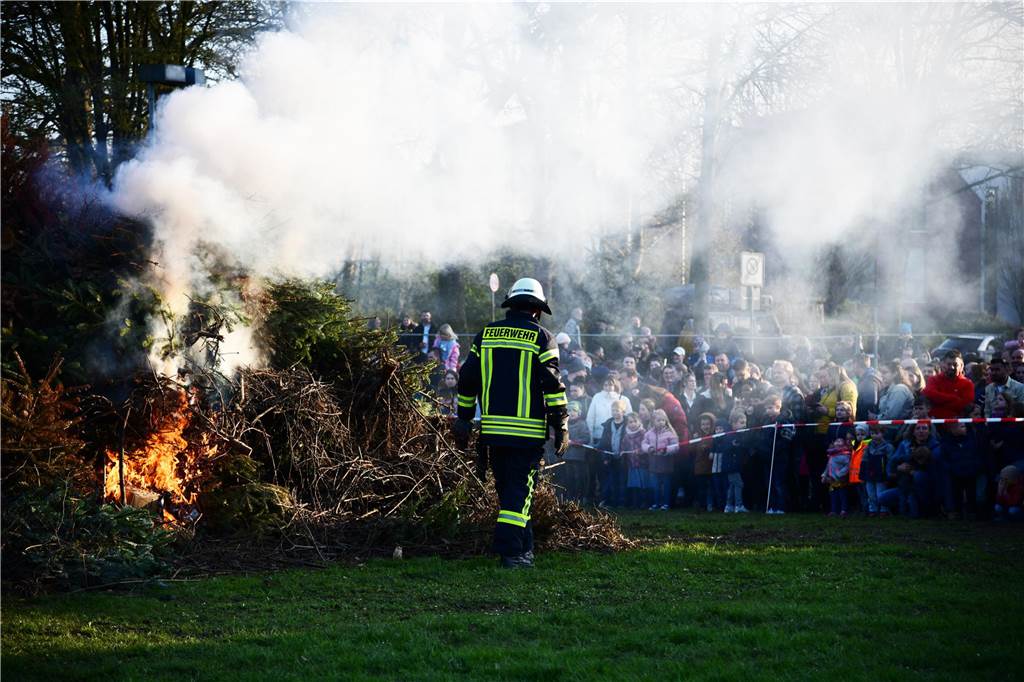 Der Moment auf den alle Gäste gewartet haben, das Osterfeuer wird entzündet.