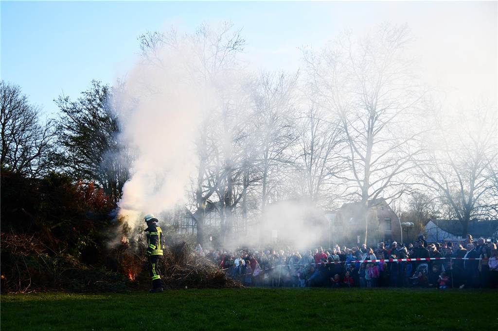 Der Moment auf den alle Gäste gewartet haben, das Osterfeuer wird entzündet.