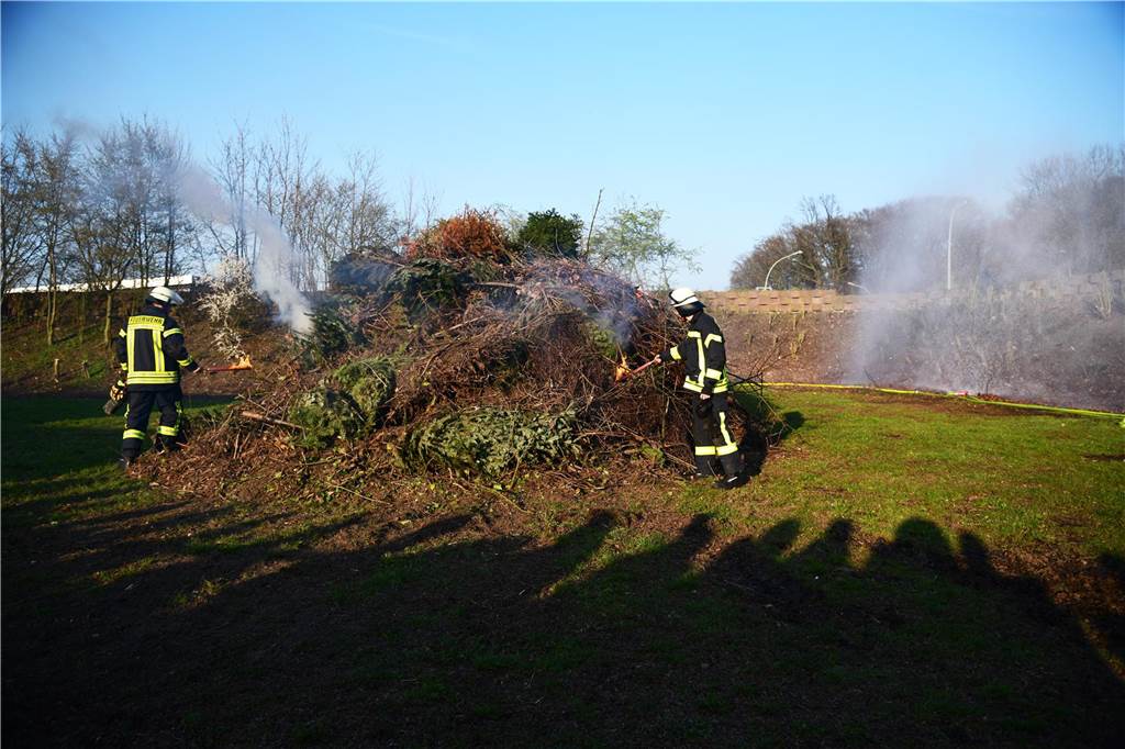 Der Moment auf den alle Gäste gewartet haben, Mats Reher und Felix Schimmel (v.l.), von der Freiwilligen Feuerwehr Bork, entzünden das Osterfeuer.