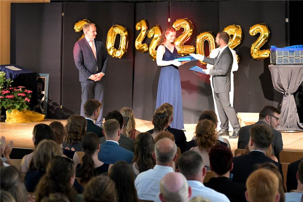 Abiturjahrgang in Nordkirchen: Bunt, selbstbewusst, respektvoll Der Moment, den alle Abiturienten herbeisehnen: die Zeugnisübergabe.