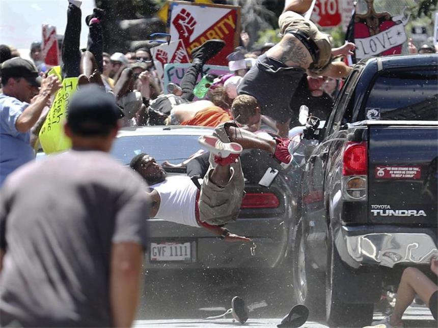 Trumps späte Einsicht kann Proteste nicht stoppen Der Moment der Attacke: Ein Auto schleudert in Charlottesville Demonstranten in die Luft.