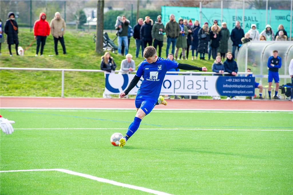 Sythen gewinnt Derby gegen ETuS - „Wir sind schuld, dass wir verloren haben“ Der Moment, der das Derby endgültig entschied: Sythens Tizian Lasch holt zum Schuss aus, Sekundenbruchteile später schießt der Ball durch Frank Böckers Beine ins Tor des ETuS zum 3:1.